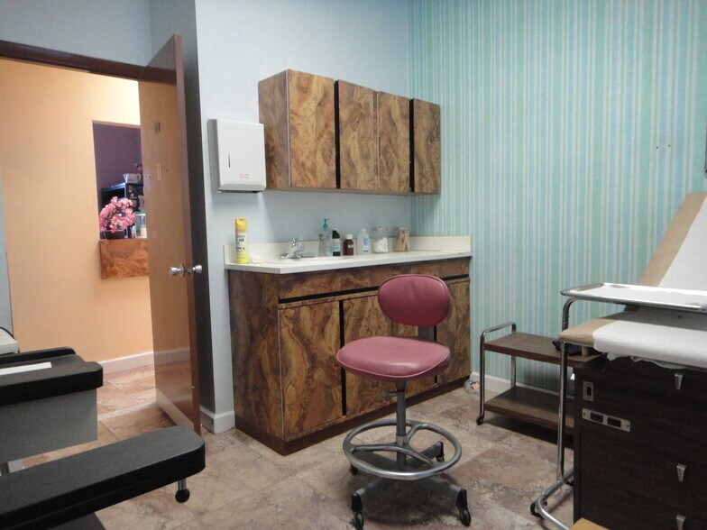 More Photos Of 14205 W Dixie Hwy, North Miami Medical For Sale