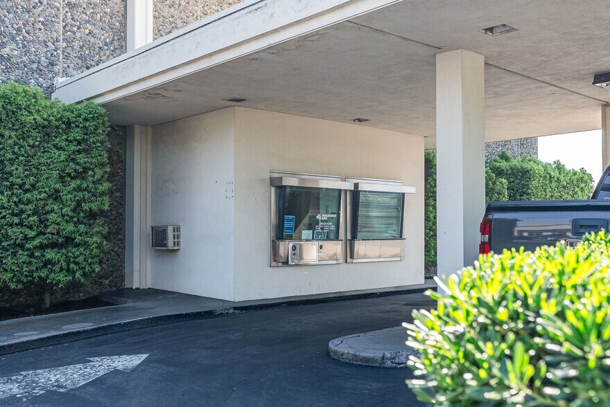 More Photos Of 890 W Lacey Blvd, Hanford Bank For Sale