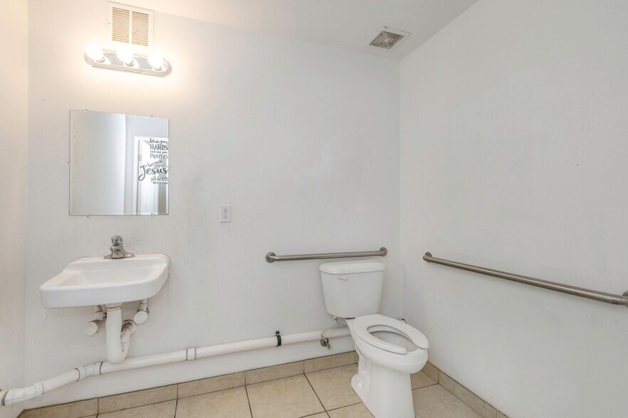 More Photos Of 16547 US Highway 19, Hudson Showroom For Lease