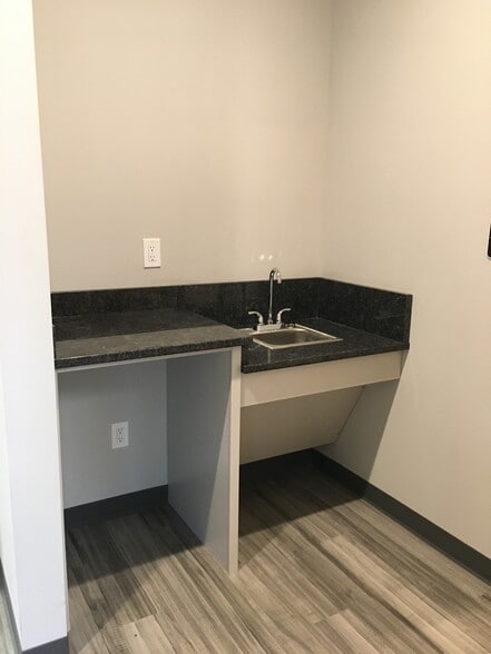 More Photos Of 123 Poplar Pointe Dr, Mooresville Flex For Lease