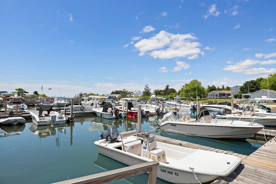 More Photos Of 72 Foster Ave, Hampton Bays Hotel For Sale