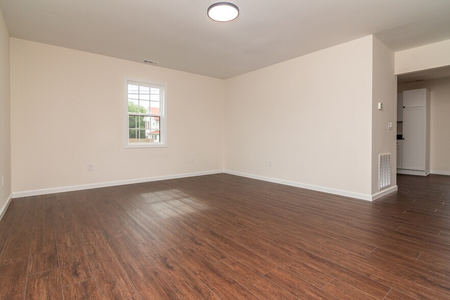 More Photos Of 105 E Adams St, Georgetown Apartments For Sale