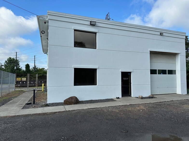 More Photos Of 83 Gross Ave, Edison Warehouse For Lease