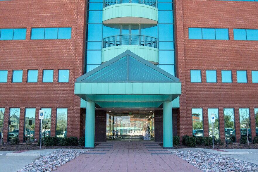 More Photos Of 1801 Wittington Pl, Farmers Branch Office For Lease