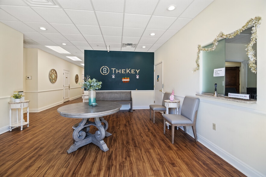 More Photos Of 7100 S Beneva Rd, Sarasota Office For Lease