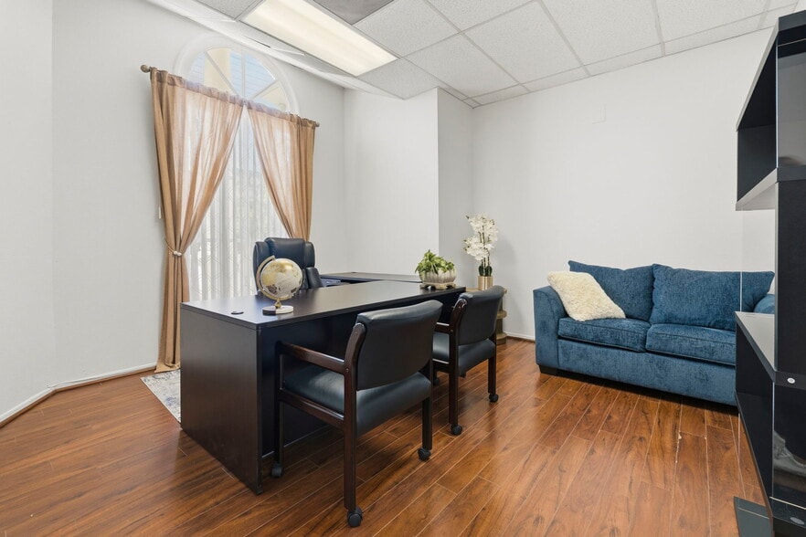 More Photos Of 20501 Ventura Blvd, Woodland Hills Office For Lease