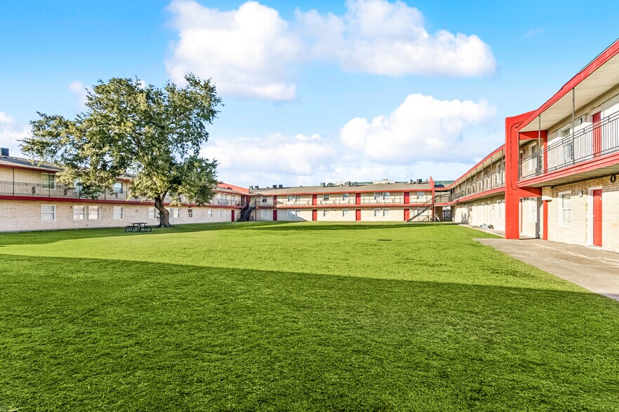 More Photos Of 3300 Garden Oaks Dr, New Orleans Apartments For Sale