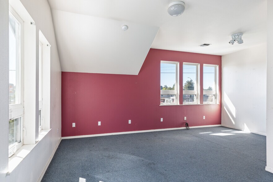 More Photos Of 35 SE Ely St, Oak Harbor Office For Sale