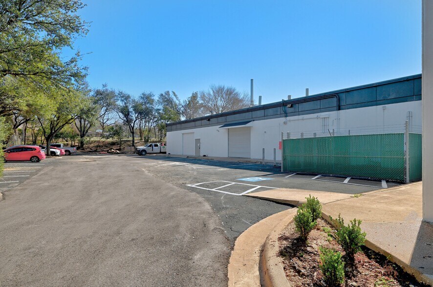 More Photos Of 8609 Cross Park Dr, Austin Office For Lease