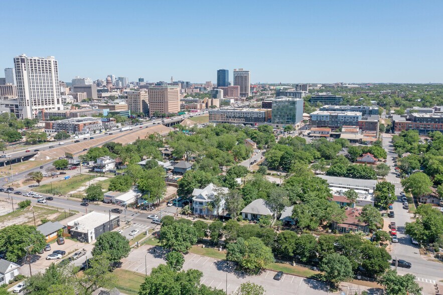 More Photos Of 1006 E Cesar Chavez St, Austin Office For Sale