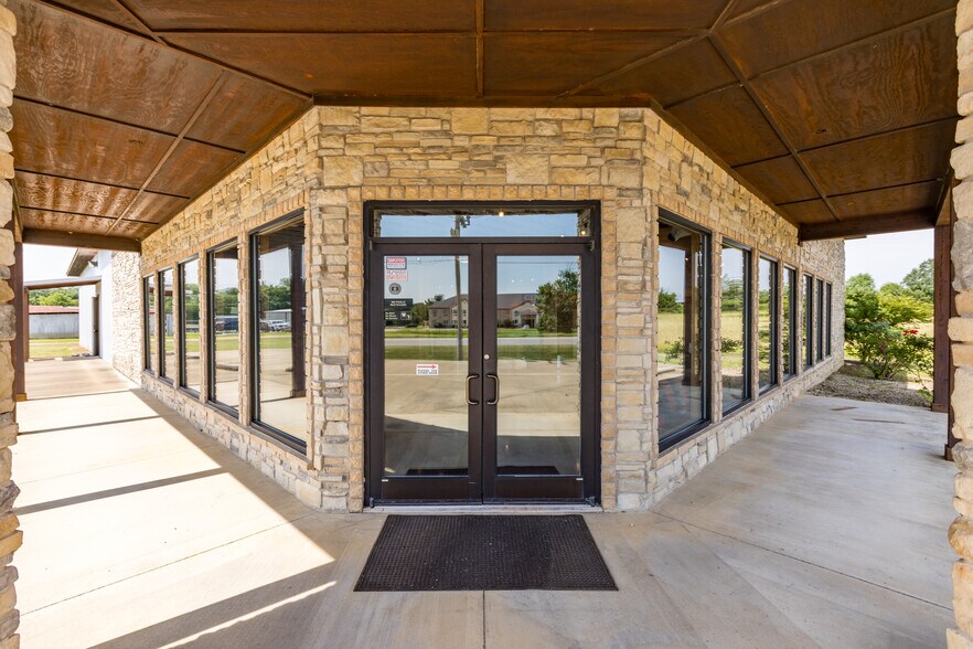 More Photos Of 1910 E Jackson St, Hugo Freestanding For Sale