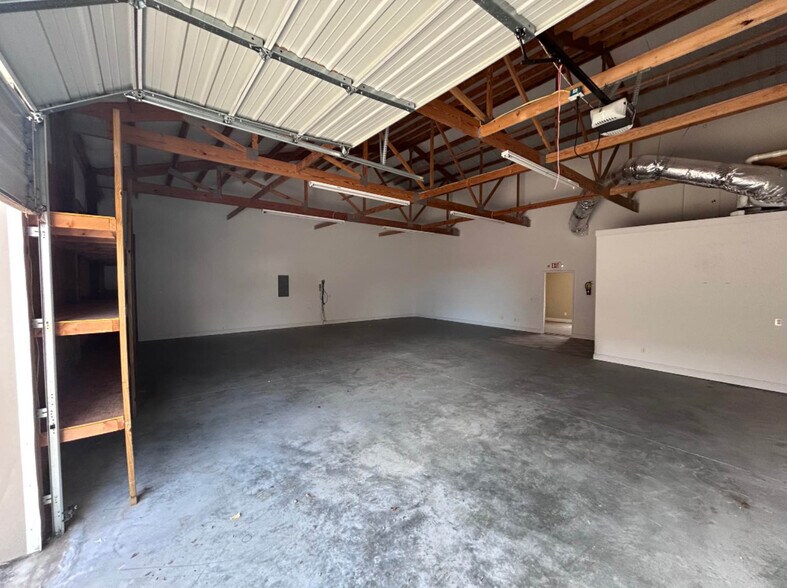 More Photos Of 1635-1639 Burnham St, West Columbia Office For Lease