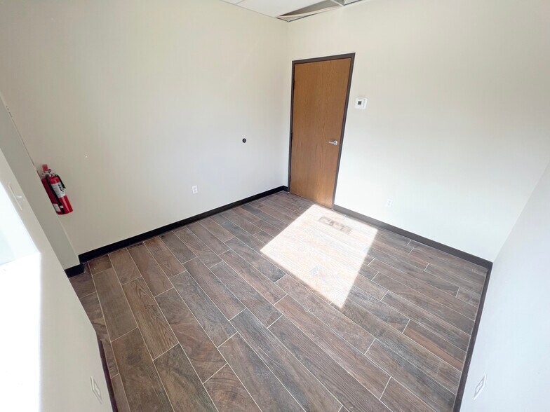More Photos Of 18964 NE 23rd St, Harrah Warehouse For Lease