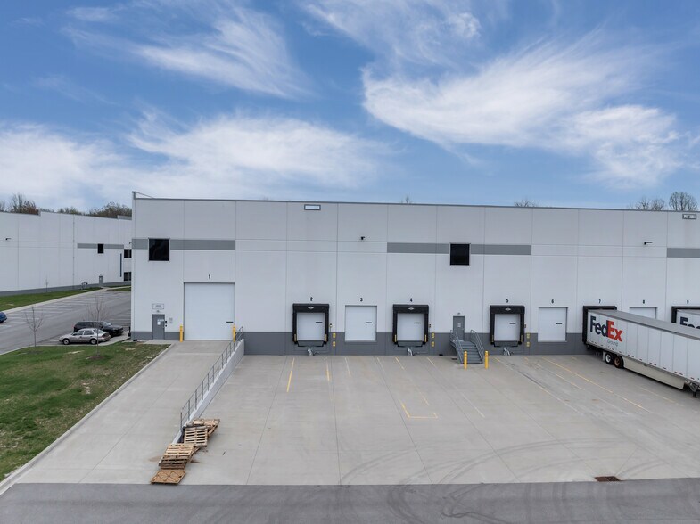 More Photos Of 3195 South Park Rd, Louisville Warehouse For Lease