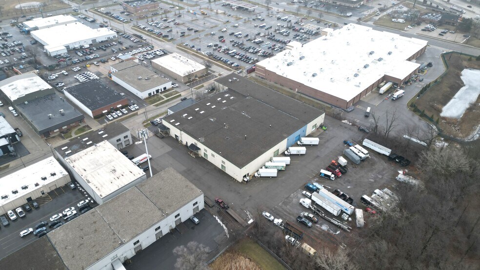 More Photos Of 2020 Bellaire Ave, Royal Oak Warehouse For Lease
