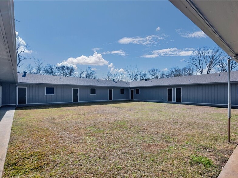 More Photos Of 15890 N US Highway 59, Garrison Apartments For Sale