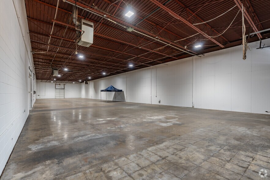 More Photos Of 712-740 W Mockingbird Ln, Dallas Warehouse For Lease