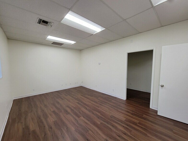 More Photos Of 11549 Old Perrin Beitel Rd, San Antonio Light Manufacturing For Lease