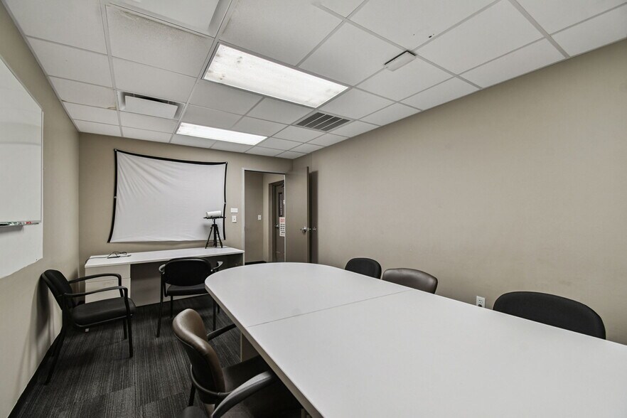 More Photos Of 4811 W Sligh Ave, Tampa Warehouse For Lease