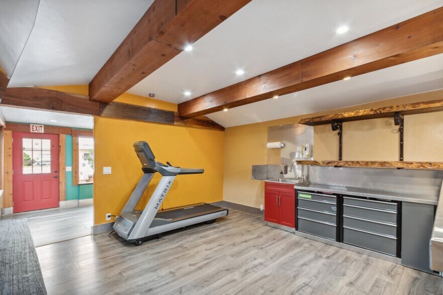 More Photos Of 1637 Del Monte Blvd, Seaside Storefront For Sale