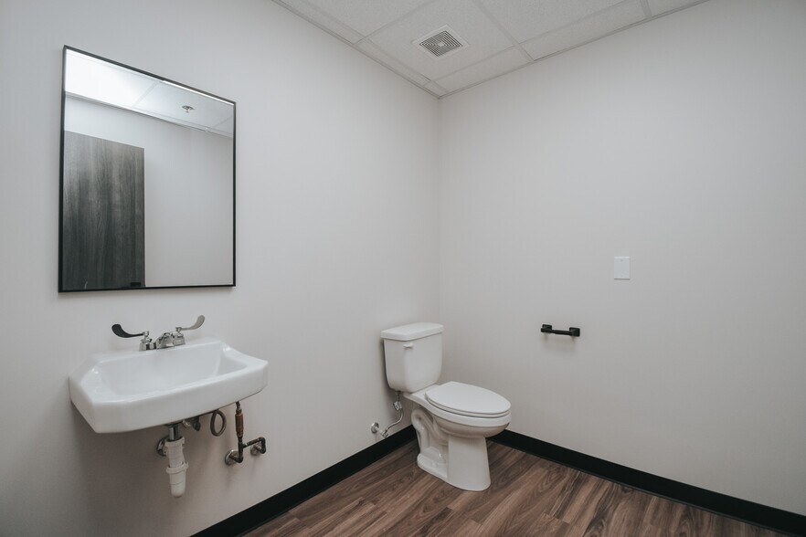 More Photos Of 3706 N Navarro St, Victoria Storefront For Lease