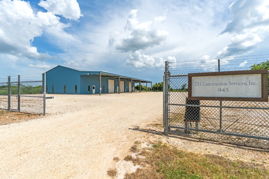 More Photos Of 945 Huser Blvd, Schulenburg Warehouse For Lease