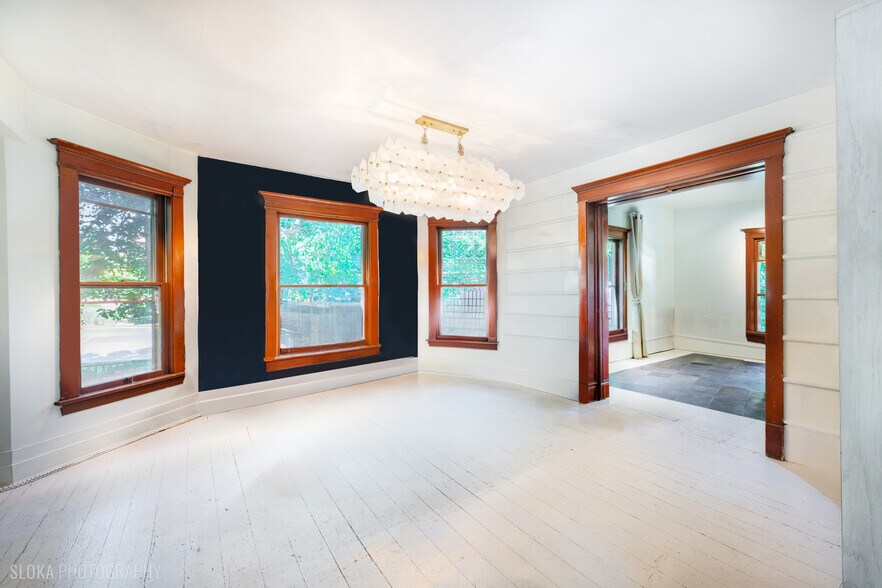 More Photos Of 428 W State St, Geneva Freestanding For Lease