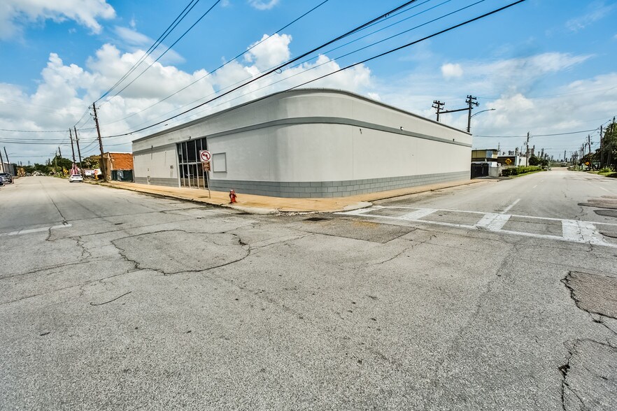 More Photos Of 213 Shaw Ave, Pasadena Industrial For Lease