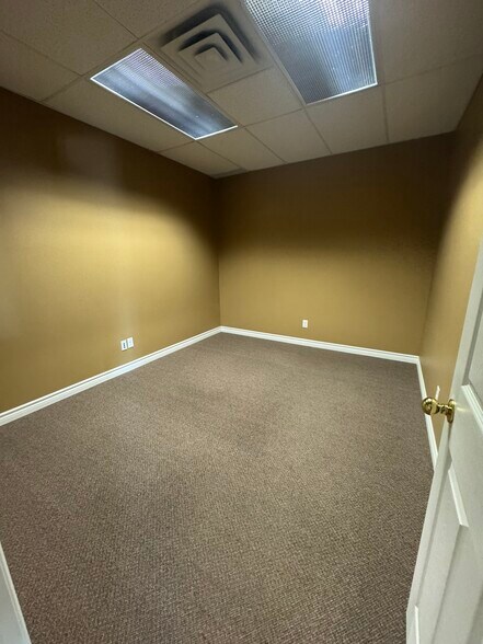 More Photos Of 121 Jason St, Owen Sound Warehouse For Lease