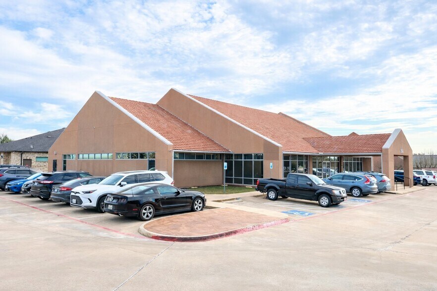 More Photos Of 114 Sproles Dr, Benbrook Medical For Sale