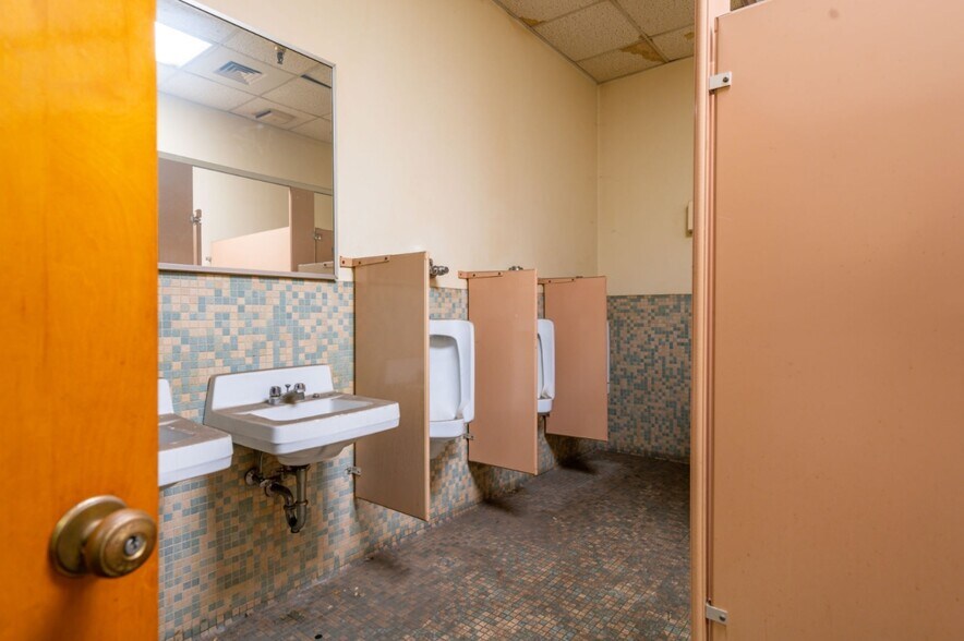 More Photos Of 621 Dana St NE, Warren Manufacturing For Lease