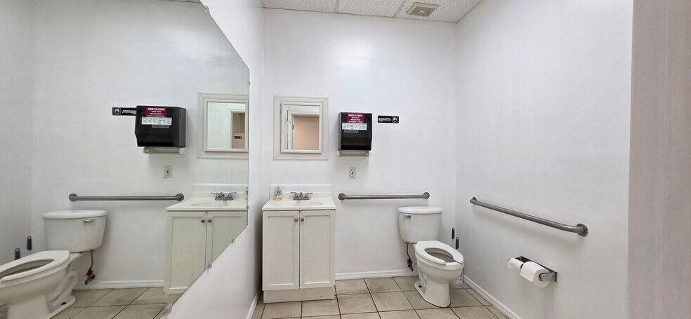 More Photos Of 7810 Kingspointe Pky, Orlando Warehouse For Lease