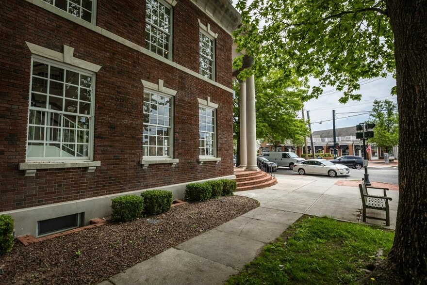 More Photos Of 1 Hampton Rd, Southampton Storefront Retail Office For Sale