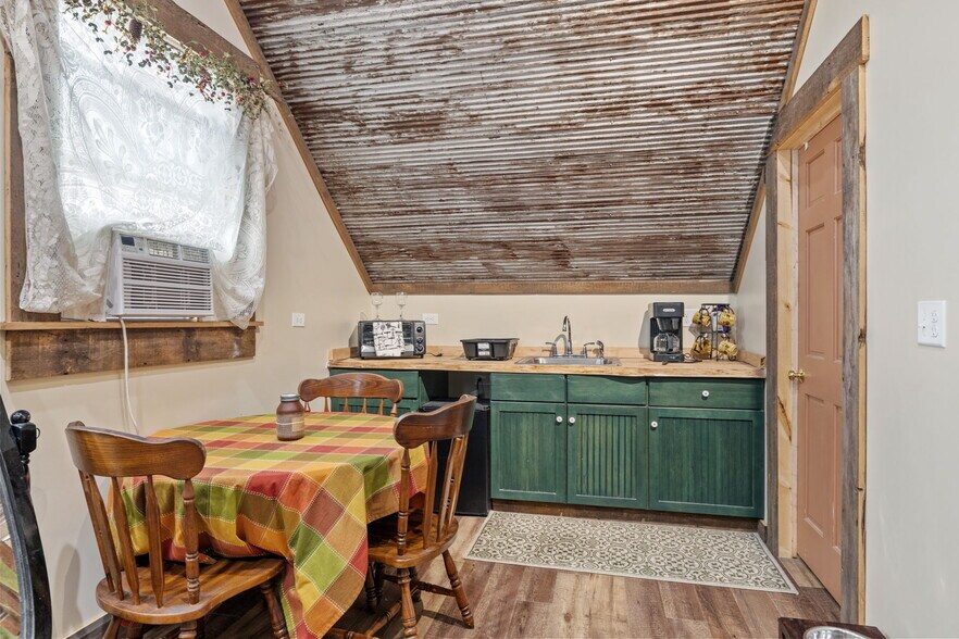 More Photos Of 126 S Main St, Gilman Showroom For Sale