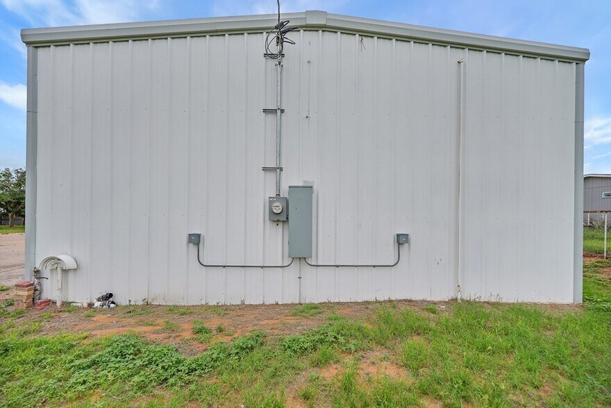 More Photos Of 1418 W County Road 140, Midland Warehouse For Lease