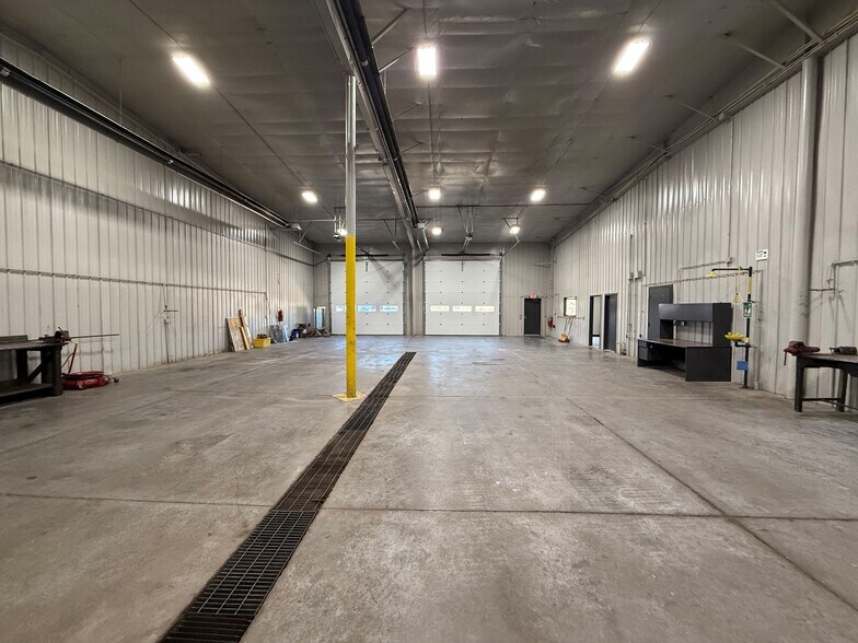 More Photos Of 10435 Bronzewood Dr, Dubuque Warehouse For Sale