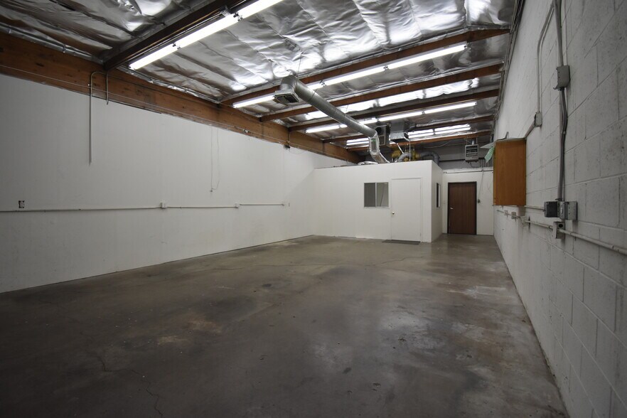 More Photos Of 9052 Independence Ave, Canoga Park Industrial For Lease