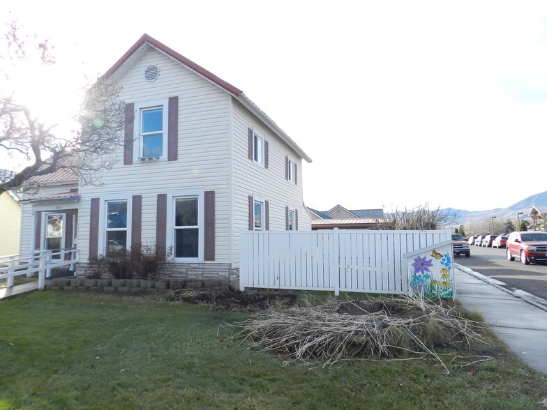 More Photos Of 901 Main St, Salmon Office For Sale