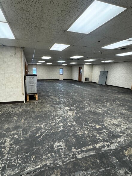 More Photos Of 623 Circle Dr, Iron Mountain Industrial For Sale