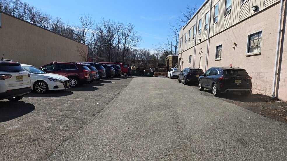 More Photos Of 75 Armour Pl, Dumont Manufacturing For Sale