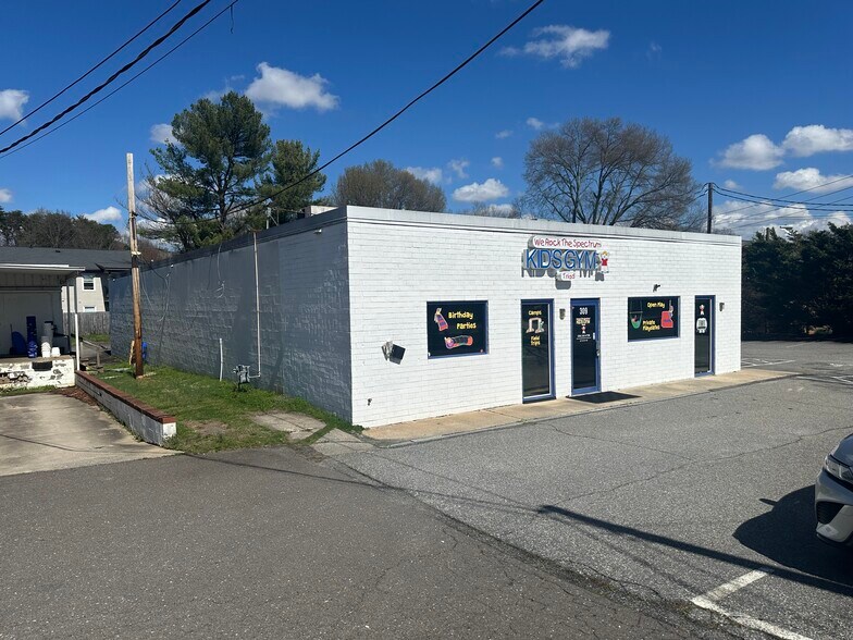 More Photos Of 305 Pineview Dr, Kernersville Office For Sale
