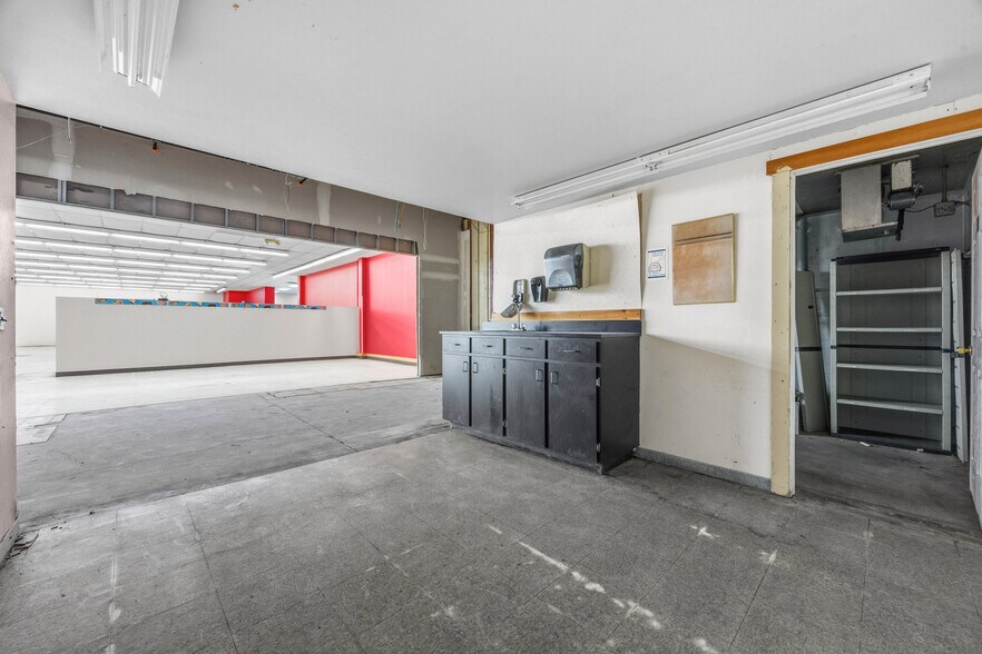 More Photos Of 3 Geddes Street Ext, Holley Supermarket For Sale