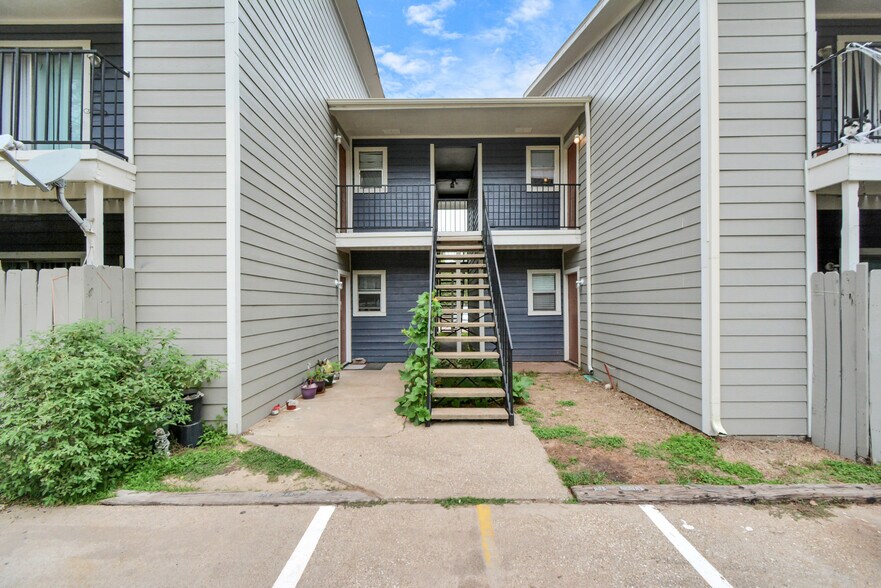 More Photos Of 214 Longstreet Rd, Willis Apartments For Sale