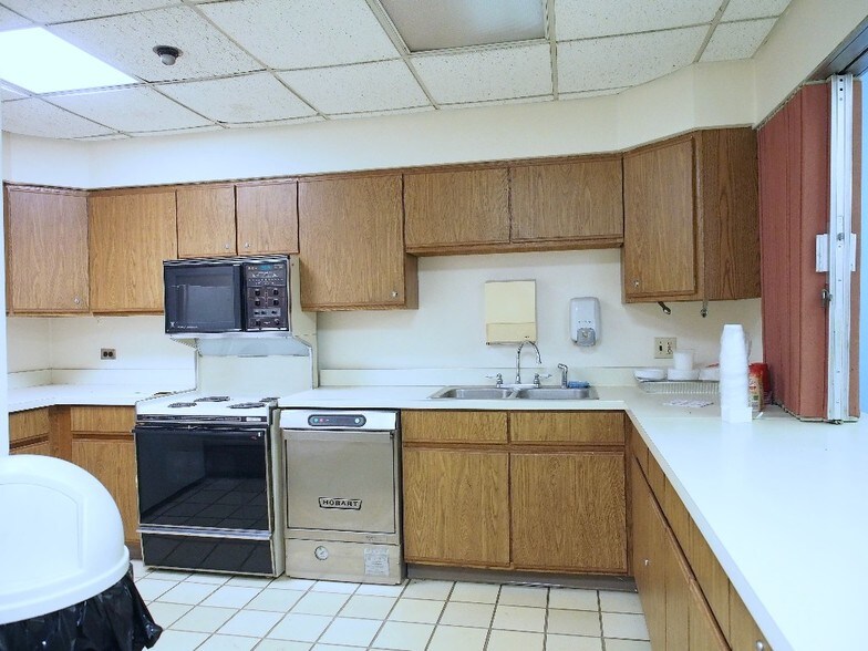 More Photos Of 329-331 S York Rd, Bensenville Daycare Center For Lease