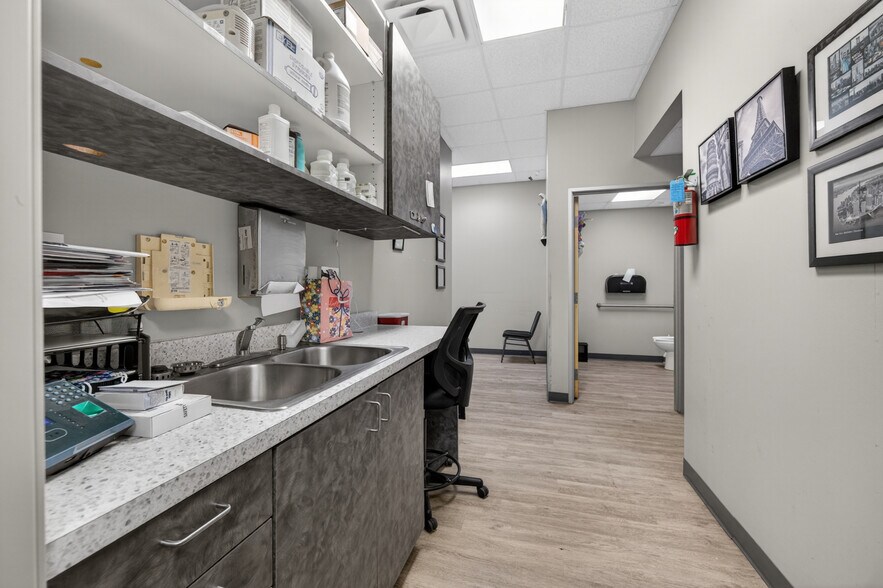 More Photos Of 4903 Golden Quail, San Antonio Storefront Retail Office For Sale