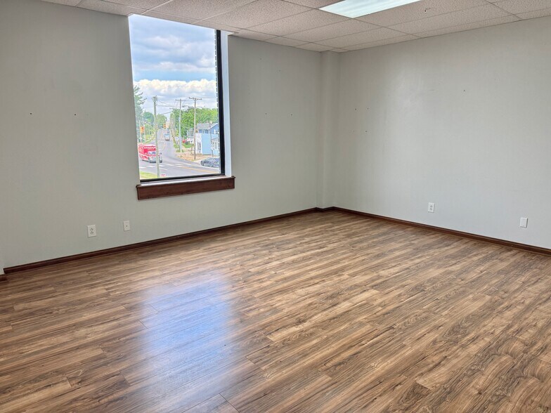 More Photos Of 641 Lincoln Way W, Massillon Showroom For Lease