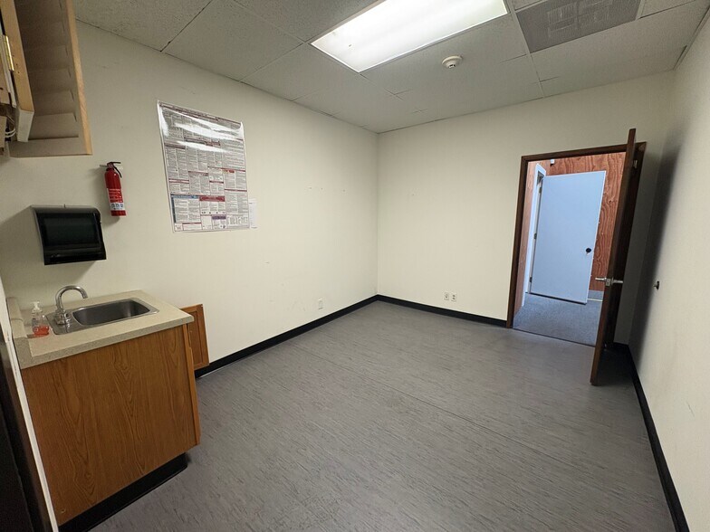 More Photos Of 10934-10940 Portal Dr, Los Alamitos Light Manufacturing For Lease