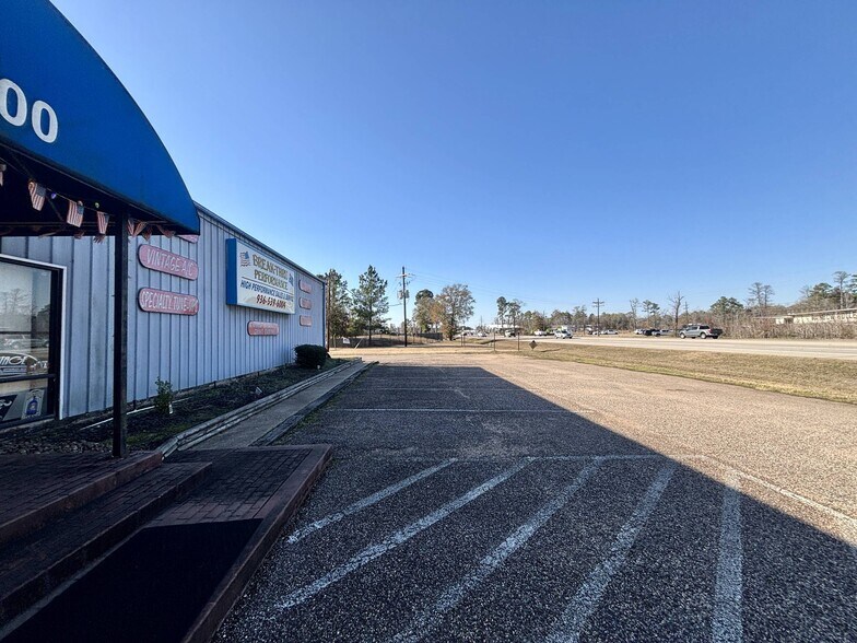 More Photos Of 1700 N Loop 336 E, Conroe Auto Repair For Lease