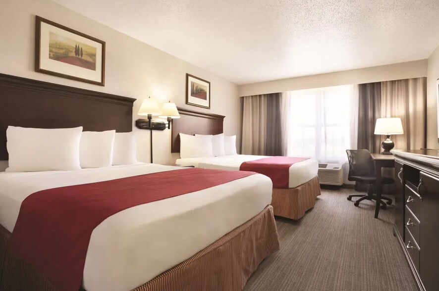 More Photos Of 2721 69th Avenue Ct, Moline Hotel For Sale