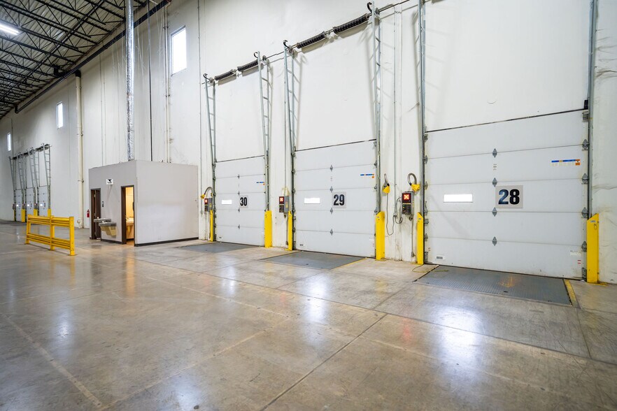 More Photos Of 3780 Tradeport Ct, Lockbourne Distribution For Lease